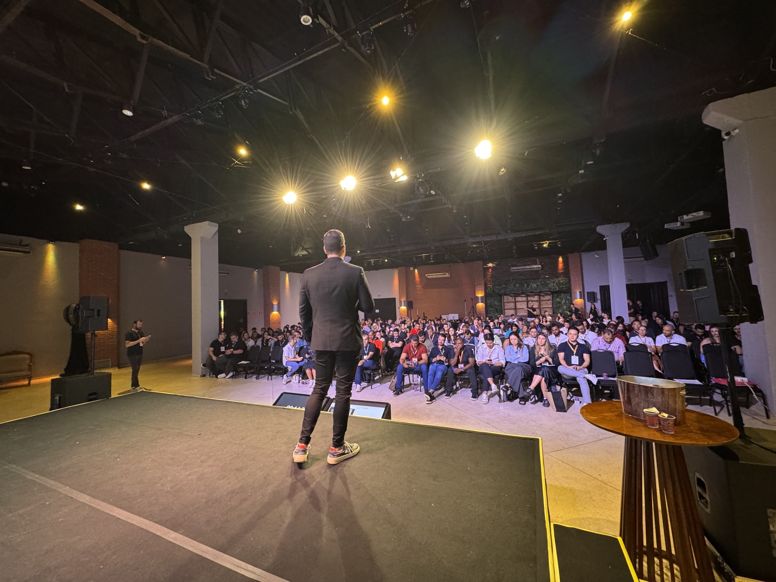 Hugo Silveira palestrando para uma plateia sobre vendas, tráfego pago e marketing