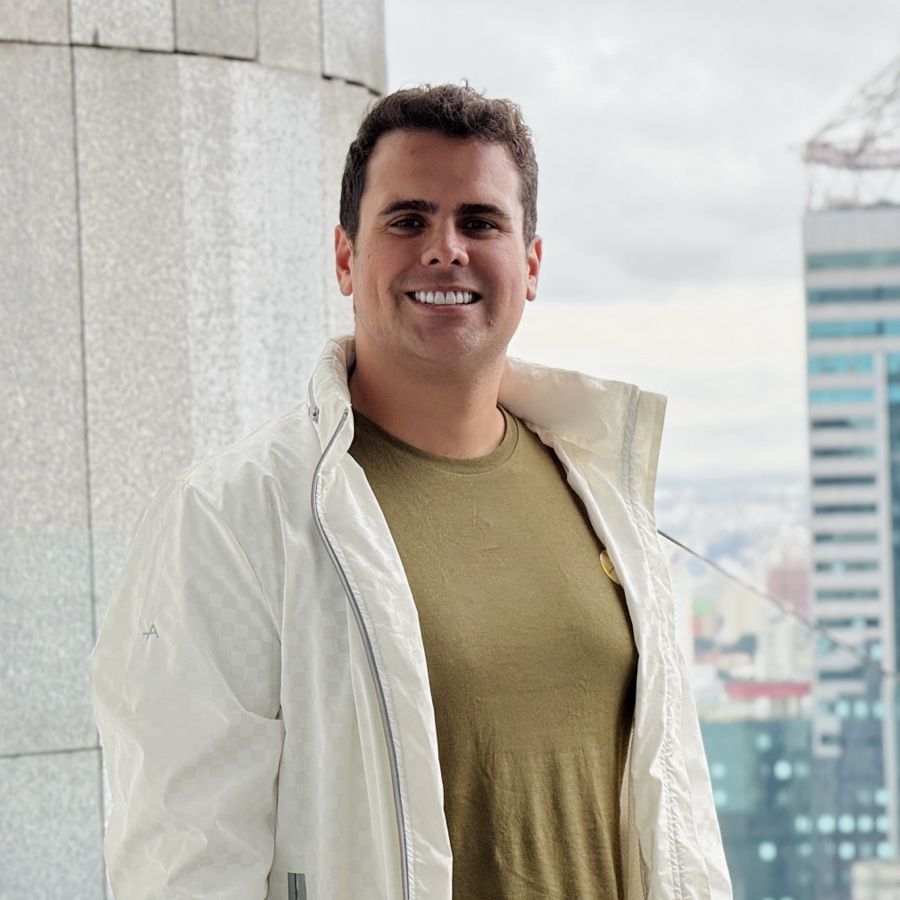Retrato de Hugo Silveira, à frente do Grupo HRZ