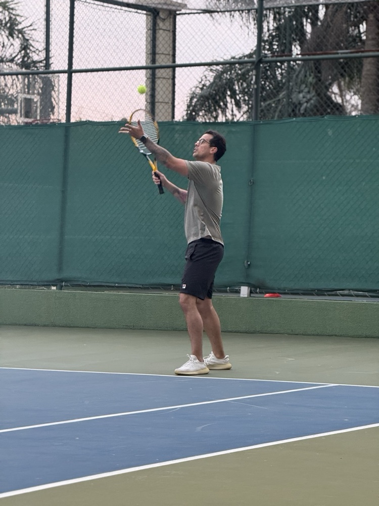 Hugo Silveira jogando tênis, equilíbrio entre alta performance e vida pessoal