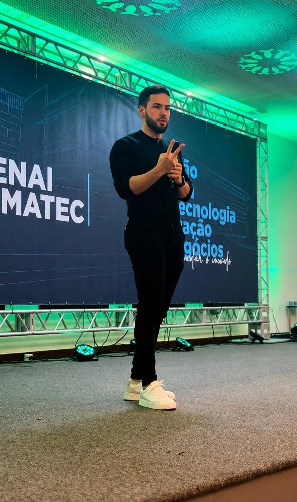 João Vinas palestrando sobre tecnologia, inovação e negócios